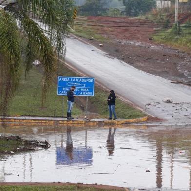 Acesso da BR-386 para Rua Bento Rosa em Lajeado bloqueado pela cheia do Rio Taquari<!-- NICAID(14543769) -->