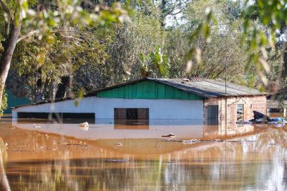  LAJEADO, RS, BRASIL - 13.07.2020 - Os níveis históricos alcançados pelo Rio Taquari deixaram um rastro de destruição nas vias do município de Lajeado - em elevação devido às chuvas do final de semana, o manancial alcançou 22,11 metros na manhã desta segunda-feira (13), segundo a Defesa Civil local. Ao meio-dia de domingo (12), a medição era de 15,02 metros, uma elevação de superior a sete metros. Com o transbordo, móveis foram avariados, e centenas de casas destruídas total ou parcialmente com a força da correnteza. (Foto: Lauro Alves/Agencia RBS)<!-- NICAID(14543825) -->