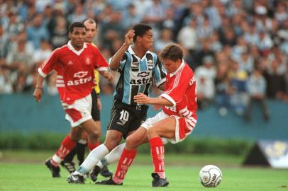 Foto do lance em que Ronaldinho, o camisa 10 do Grêmio, dá uma janelinha no volante Anderson, do Inter, no Gre-Nal do Estádio Olímpico. Jogada que resultou no gol do título para o Grêmio. Campeonato Gaúcho de 1999.#ENVELOPE: 239490<!-- NICAID(576445) -->