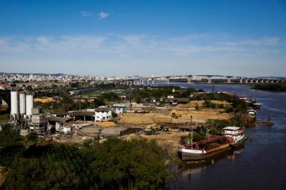  PORTO ALEGRE, RS, BRASIL, 13-07-2020: Area da Vila Deprc que pode ser concedida na regiao portuaria de Porto Alegre e pertence a Superintendencia do Porto do Rio Grande. Esta entre as licitacoes previstas para a semana de 13 a 17 de julho pela Subsecretaria Central de Licitacoes (Celic). O certame consiste no arrendamento de quatro lotes pelo periodo de cinco anos, que podem ser destinados para implantacao de terminais de movimentacao, armazenagem e/ou comercializacao de produtos ou insumos da construcao civil, instalacao de empresa de navegacao ou para outra atividade que utilize a malha hidroviaria. (Foto: Mateus Bruxel / Agencia RBS)Indexador: Mateus Bruxel<!-- NICAID(14543952) -->