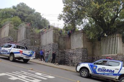 Operação Saturação tenta acabar com a maior cracolância de Caxias do Sul. São mais de 50 agentes de segurança realizando incursões na subida da Rua Borges de Medeiros, também conhecida como Morro do Sabão, acesso ao bairro Primeiro de Maio.<!-- NICAID(14544117) -->