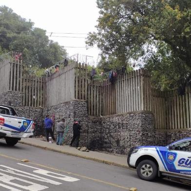 Operação Saturação tenta acabar com a maior cracolância de Caxias do Sul. São mais de 50 agentes de segurança realizando incursões na subida da Rua Borges de Medeiros, também conhecida como Morro do Sabão, acesso ao bairro Primeiro de Maio.<!-- NICAID(14544117) -->