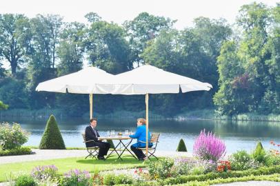  German Chancellor Angela Merkel and Italian Prime Minister Giuseppe Conte talk during a  meeting on July 13, 2020 in the garden of the German governmental guest house in Meseberg, outside Berlin. (Photo by Tobias SCHWARZ / various sources / AFP)Editoria: POLLocal: MesebergIndexador: TOBIAS SCHWARZSecao: politics (general)Fonte: AFPFotógrafo: STF<!-- NICAID(14544178) -->