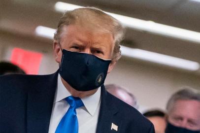  (FILES) In this file photo taken US President Donald Trump wears a mask as he visits Walter Reed National Military Medical Center in Bethesda, Maryland on July 11, 2020. - US President Donald Trump finally yielded to pressure and wore a face mask in public for the first time, as new figures on July 12, 2020 showed the pace of the global spread of the coronavirus has accelerated. Since the start of July, nearly 2.5 million new infections have been reported, a record level since the first outbreak of the disease in China last year, according to an AFP tally. (Photo by ALEX EDELMAN / AFP)Editoria: POLLocal: BethesdaIndexador: ALEX EDELMANSecao: diseaseFonte: AFPFotógrafo: STR<!-- NICAID(14544186) -->