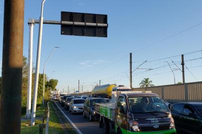 Um acidente entre dois caminhões provoca congestionamento para quem deixa Porto Alegre. A colisão ocorreu no km 99 da BR-290 próximo à Ponte do Canal Furado. Foto: Eduardo Paganella/Agência RBS<!-- NICAID(14544211) -->