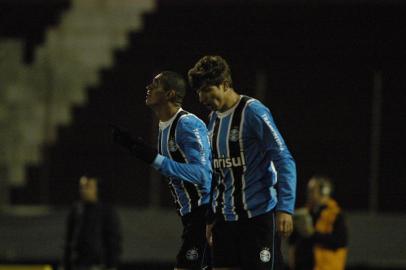 *** Grêmio x Cruzeiro 4 - Ricardo ***Jogo entre Grêmio x Cruzeiro, pelo Campeonato Brasileiro. A partida é a última no estádio Centenário com os portões fechados pela punição que o tricolor recebeu da atitude de sua torcida no último grenal. Na foto, Ramon comemora com Tcheco o segundo gol marcado.<!-- NICAID(1088681) -->