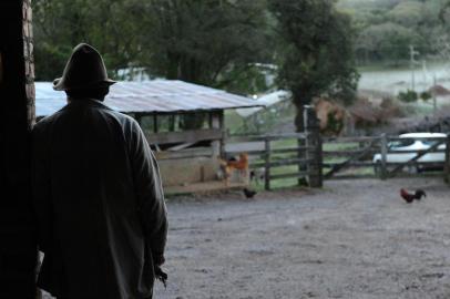  CAXIAS DO SUL, RS, BRASIL (14/07/2020)Trabalhadores que acordam cedo no frio para ir trabalhar. (Antonio Valiente/Agência RBS)<!-- NICAID(14544461) -->