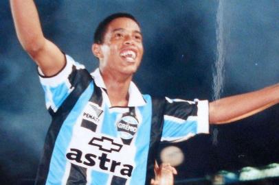 Ronaldinho Gaúcho  nos ombros do torcedor Guto Calgaro, no final do Gre-Nal decisivo do Gauchão de 1999.#PÁGINA:58 Fonte: Arquivo Pessoal Fotógrafo: Arquivo Pessoal Data Evento: 00/00/1999<!-- NICAID(1824607) -->