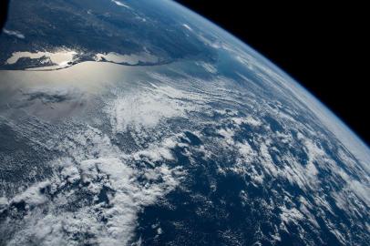  Uma fotografia tirada no dia último dia 3 pela agência espacial norte-americana, a Nasa, mostra em detalhes toda a costa gaúcha e os três grandes corpos lagunares do litoral do Rio Grande do Sul. Na imagem, é possível identificar as lagoas Mirim, Mangueira e dos Patos, e mesmo até a ilha de Florianópolis, em Santa Catarina. <!-- NICAID(14544652) -->