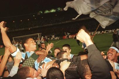 Gre-Nal 341 - Grêmio 1x0 - terceiro jogo das finais do Campeonato Gaúcho - Estádio Olímpico. Grêmio é campeão Gaúcho.Atacante Ronaldinho, do Grêmio, é leventado pela torcida dentro do gramado do estádio depois do jogo.#PÁGINA: 1#ENVELOPE: 239508<!-- NICAID(575801) -->