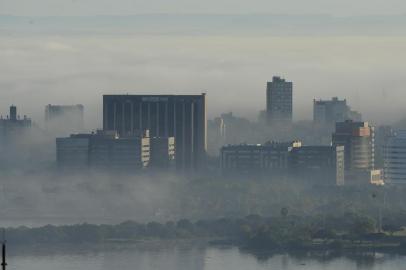  PORTO ALEGRE,RS,BRASIL.2019,06,05.Neblina emcobre Porto Alregre.(RONALDO BERNARDI/AGENCIA RBS).<!-- NICAID(14108324) -->