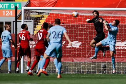  Liverpools Brazilian goalkeeper Alisson Becker (2R) jumps for the ball during the English Premier League football match between Liverpool and Burnley at Anfield in Liverpool, north west England on July 11, 2020. - Phil Noble (Photo by PHIL NOBLE / POOL / AFP) / RESTRICTED TO EDITORIAL USE. No use with unauthorized audio, video, data, fixture lists, club/league logos or live services. Online in-match use limited to 120 images. An additional 40 images may be used in extra time. No video emulation. Social media in-match use limited to 120 images. An additional 40 images may be used in extra time. No use in betting publications, games or single club/league/player publications. / Editoria: SPOLocal: LiverpoolIndexador: PHIL NOBLESecao: soccerFonte: POOLFotógrafo: STR<!-- NICAID(14544976) -->