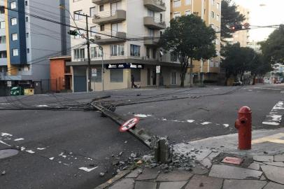 Queda de poste interrompe trânsito no Centro de Caxias<!-- NICAID(14545229) -->