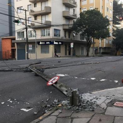 Queda de poste interrompe trânsito no Centro de Caxias<!-- NICAID(14545229) -->