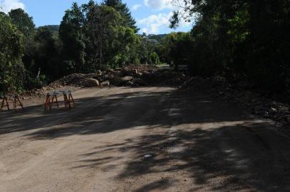  BOM PRINCÍPIO, RS, BRASIL (09/07/2020)Uma cratera que abriu em uma das pistas do antigo traçado da RS-122, em Bom Princípio, provoca transtornos e prejudica o tráfego de veículos. O buraco fica entre a entrada da Rua Irmão Weibert e o acesso à Unidade de Pronto-Atendimento (UPA). Motoristas e moradores do município, e também de Tupandi, cidade vizinha, cobram providências das prefeituras e do Governo do Estado, por meio do Departamento de Estradas e Rodagens (Daer), para resolver a situação. O asfaltou cedeu no início de novembro de 2019 e, passados três meses, o buraco segue aberto e a via interditada. O local está sinalizado, mas o asfalto cedeu ainda mais desde a interdição no ano passado. (Antonio Valiente/Agência RBS)<!-- NICAID(14541630) -->