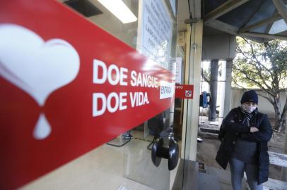  PORTO ALEGRE, RS, BRASIL - 15.07.2020 - Referência para 45 hospitais na Capital, Região Metropolitana e Litoral Norte, o Hemocentro do Estado (Hemorgs) enfrenta um momento considerado ¿crítico¿ nos estoques de sangue.  De acordo com Kátia Brodt, coordenadora-adjunta do espaço localizado no bairro Partenon, zona leste de Porto Alegre, a chegada do frio intenso se somou ao distanciamento social imposto pela pandemia de coronavírus, reduzindo em 60% o número de candidatos que procuram o local. Dos cerca de 1,6 mil doadores que frequentavam o centro de coleta mensalmente, pouco mais de 600 seguem no voluntariado. O medo de se contaminar no posto, segundo Kátia, não se justifica, haja visto que não há nenhum caso positivo para covid-19 entre os servidores. (Foto: Lauro Alves/Agencia RBS)<!-- NICAID(14545367) -->