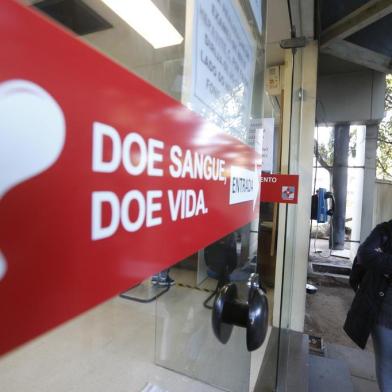  PORTO ALEGRE, RS, BRASIL - 15.07.2020 - Referência para 45 hospitais na Capital, Região Metropolitana e Litoral Norte, o Hemocentro do Estado (Hemorgs) enfrenta um momento considerado ¿crítico¿ nos estoques de sangue.  De acordo com Kátia Brodt, coordenadora-adjunta do espaço localizado no bairro Partenon, zona leste de Porto Alegre, a chegada do frio intenso se somou ao distanciamento social imposto pela pandemia de coronavírus, reduzindo em 60% o número de candidatos que procuram o local. Dos cerca de 1,6 mil doadores que frequentavam o centro de coleta mensalmente, pouco mais de 600 seguem no voluntariado. O medo de se contaminar no posto, segundo Kátia, não se justifica, haja visto que não há nenhum caso positivo para covid-19 entre os servidores. (Foto: Lauro Alves/Agencia RBS)<!-- NICAID(14545367) -->