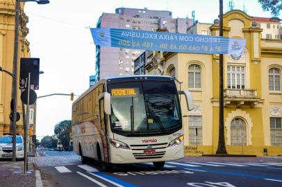  Porto Alegre, RS 15/07/2020: A Empresa PÃºblica de Transporte e CirculaÃ§Ã£o (EPTC) coloca em operaÃ§Ã£o nesta quarta-feira, 15, o novo de trecho de faixa exclusiva do transporte coletivo, na rua Siqueira Campos, Centro HistÃ³rico, entre as ruas General Portinho e Uruguai. O trecho de mil metros integra os 13,4 quilÃ´metros do Programa de PriorizaÃ§Ã£o do Transporte Coletivo implantados em 2020. O funcionamento do espaÃ§o exclusivo para Ã´nibus, tÃ¡xis e lotaÃ§Ãµes serÃ¡ de segunda a sexta-feira, das 6h Ã s 9h e das 16h Ã s 20h, com o objetivo de proporcionar mais rapidez e confiabilidade aos passageiros. Foto: Alex Rocha/PMPAIndexador: Alex Rocha/PMPA<!-- NICAID(14545300) -->