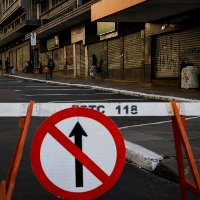  PORTO ALEGRE, RS, BRASIL, 15-07-2020: Avenida Borges de Medeiros. Restricoes a atividades economicas em Porto Alegre impedem abertura de lojas na regiao central, mas avalia-se a necessidade de lockdown para tentar conter propagacao da covid-19 na Capital.  (Foto: Mateus Bruxel / Agencia RBS)Indexador: Mateus Bruxel<!-- NICAID(14545884) -->