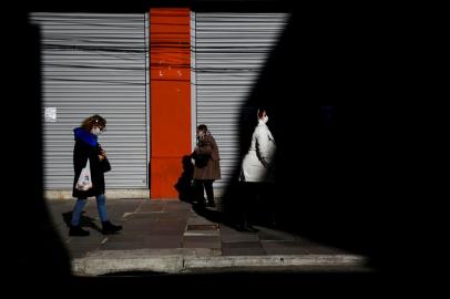  PORTO ALEGRE, RS, BRASIL, 15-07-2020: Loja fechada na Rua Voluntários da Pátria. Restricoes a atividades economicas em Porto Alegre impedem abertura de lojas na regiao central, mas avalia-se a necessidade de lockdown para tentar conter propagacao da covid-19 na Capital.  (Foto: Mateus Bruxel / Agencia RBS)Indexador: Mateus Bruxel<!-- NICAID(14545879) -->