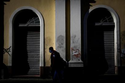  PORTO ALEGRE, RS, BRASIL, 15-07-2020: Mercado Público. Restricoes a atividades economicas em Porto Alegre impedem abertura de lojas na regiao central, mas avalia-se a necessidade de lockdown para tentar conter propagacao da covid-19 na Capital.  (Foto: Mateus Bruxel / Agencia RBS)Indexador: Mateus Bruxel<!-- NICAID(14545875) -->