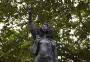 Estátua que representava manifestante do "Black Lives Matter" é retirada de Bristol