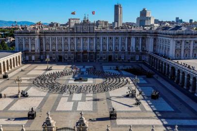  Attendees sit around a cauldron during a state ceremony to honour the 28,400 victims of the coronavirus crisis as well as those public servants who have been fighting on the front line against the pandemic in Spain, on July 16, 2020, at the Royal Palace in Madrid. (Photo by JuanJo Martín / POOL / AFP)Editoria: HTHLocal: MadridIndexador: JUANJO MARTINSecao: societyFonte: POOLFotógrafo: STR<!-- NICAID(14546907) -->