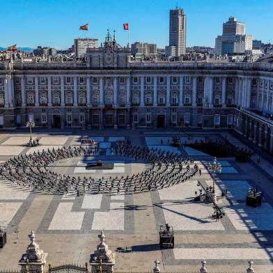  Attendees sit around a cauldron during a state ceremony to honour the 28,400 victims of the coronavirus crisis as well as those public servants who have been fighting on the front line against the pandemic in Spain, on July 16, 2020, at the Royal Palace in Madrid. (Photo by JuanJo Martín / POOL / AFP)Editoria: HTHLocal: MadridIndexador: JUANJO MARTINSecao: societyFonte: POOLFotógrafo: STR<!-- NICAID(14546907) -->