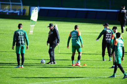  CAXIAS DO SUL, RS, BRASIL, 14/07/2020. Treino do Juventude no estádio Alfredo Jaconi. O Ju se prepara para a reestreia do Campeonato Gaúcho após a parada por causa da pandemia. Na foto, técnico Pintado (de boné). (Porthus Junior/Agência RBS)<!-- NICAID(14544820) -->