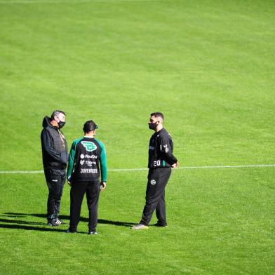  CAXIAS DO SUL, RS, BRASIL, 14/07/2020. Treino do Juventude no estádio Alfredo Jaconi. O Ju se prepara para a reestreia do Campeonato Gaúcho após a parada por causa da pandemia. Na foto, técnico Pintado (E). (Porthus Junior/Agência RBS)<!-- NICAID(14544803) -->