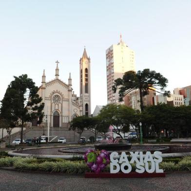  CAXIAS DO SUL, RS, BRASIL (21/06/2020) Nas comemoração dos 130 de Caxias, a praça Dante Alighieri ganhou um letreiro turístico. O chafariz ganhou na cor de uva e 3 mil balões, também fizeram parte da festa. Além disso quatro atletas maratonistas percorreram diferentes percusos somando 130km, número alusivo à comemoração. (Antonio Valiente/Agência RBS)<!-- NICAID(14527569) -->