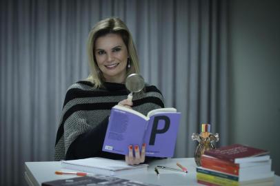  NOVO HAMBURGO, RS, BRASIL - 16.07.2020 - Daiana Campani, professora da Fundação Liberato Salzano em Novo Hamburgo, é uma das quatro gaúchas finalistas do Prêmio Educador Nota 10. Ela tem um projeto de divulgação científica voltado para alunos do Ensino Médio. (Foto: Isadora Neumann/Agencia RBS)Indexador: ISADORA NEUMANN<!-- NICAID(14547062) -->