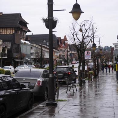  GRAMADO, RS, BRASIL, 16/07/2020 - A cidade de Gramado está deserta, se comparar com o movimento de turistas que teria sem a pandemia de coronavírus. Comércio fechado e a tradicional Rua Coberta vazia é um cenário incomum. (Marcelo Casagrande/Agência RBS)<!-- NICAID(14546850) -->