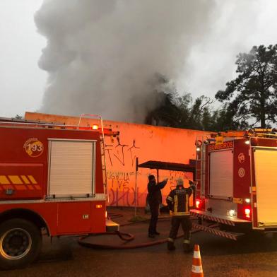 Um depósito de peças de carro pegou fogo na manhã desta sexta-feira (17) na Avenida Sertório, próximo à Avenida Baltazar de Oliveira Garcia, no bairro Sarandi, zona norte de Porto Alegre. O interior do estabelecimento e o telhado ficaram destruídos. Ninguém se feriu.