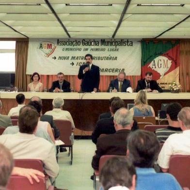 Reunião dos municípios ligados a AGA e o Governador Olívio Dutra (em pé) em reunião na Associação Gaúcha Municipalista, sobre a matriz tributária.Reuniao sobre nova matriz tributaria com prefeitos da assoc. gaucha municipalista e gov. do estado eo secretario da fazenda arno agustinfoto : AGM#PÁGINA: 6FD#EDIÇÃO: 2ª Fonte: Divulgação Fotógrafo: Não se Aplica<!-- NICAID(680033) -->