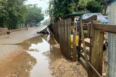 Alento para os moradores do bairro Arquipélago, em Porto Alegre, o recuo das águas do Delta do Jacuí cessou os alagamentos na região. Às 6h15min desta sexta-feira (17), o nível do Guaíba no Cais Mauá bateu em 1m88cm ¿ no sábado (11), atingiu 2m61cm. Desde que o lago entrou em cota de inundação, a medição ainda não havia baixado de dois metros. O recuo permitiu o retorno de 17 pessoas as suas residências na Ilha Grande dos Marinheiros.<!-- NICAID(14547325) -->