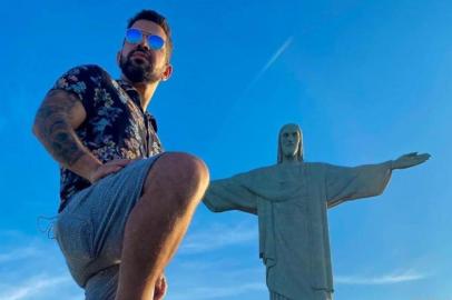  Dennis DJ realiza live no Cristo Redentor