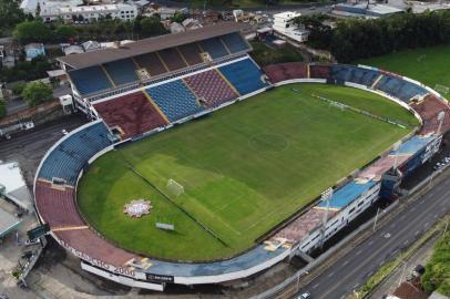 CAXIAS DO SUL, RS, BRASIL, 18/02/2020. Vista aérea do estádio Francisco Stédile, mais conhecido como Estádio Centenário. Ele serár palco do único jogo da final da Taça Cel. Ewaldo Poeta, primeiro turno do Campeonato Brasileiro. O confronto será SER Caxias x Grêmio, no próximo sábado (22/02).  (Porthus Junior/Agência RBS)<!-- NICAID(14423598) -->