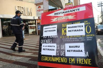  CAXIAS DO SUL, RS, BRASIL (17/07/2020)Restaurantes se adaptam para manter portas abertas em Caxias. o Atrium Grill, Carlos Palma Silva 38 anos, afirma que serve 90 refeições por dia durante bandeira laranja, mas com a vermelha ele entrega viandas ao meio dia e à noite subindo para 115 atendimentos, o que ajuda a amenizar o prejuízo (Antonio Valiente/Agência RBS)<!-- NICAID(14547501) -->