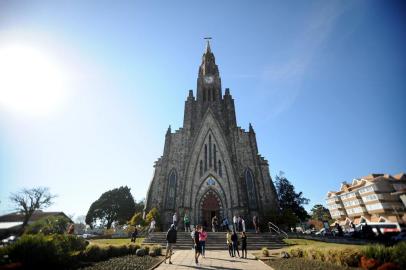  CANELA, RS, BRASIL, 04/07/2016. As cidades da Serra Gaúcha se preparam para receber a Tocha Olímpica nesta semana. A tocha, que entrou no estado por Erechim, começa o percurso na Serra passando por Gramado, Canela e Nova Petrópolis, para depois seguir por Caxias do Sul. Em Canela, a Catedral da cidade será o local de uma descida de rapel com a tocha. (Diogo Sallaberry/Agência RBS)<!-- NICAID(12297354) -->