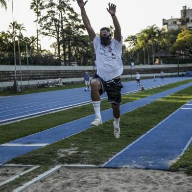  PORTO ALEGRE, RS, BRASIL - 24/06/2020Treino do triplista Almir Cunha dos Santos Júnior depois de meses parado por conta da pandemia de coronavirus