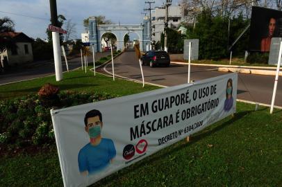 GUAPORÉ, RS, BRASIL, 17/07/2020. Guaporé chegou a 300 casos positivos para o novo coronavírus nesta semana. Duas mortes foram registradas. Moradores parecem despreocudos ao andar pelas ruas, na maioria, sem máscara. Hoje, foi divulgado a terceira morte na cidade. (Porthus Junior/Agência RBS)<!-- NICAID(14547838) -->