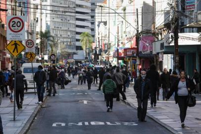 PORTO ALEGRE, RS, BRASIL, 15-07-2020: Rua Voluntários da Pátria. Restricoes a atividades economicas em Porto Alegre impedem abertura de lojas na regiao central, mas avalia-se a necessidade de lockdown para tentar conter propagacao da covid-19 na Capital.  (Foto: Mateus Bruxel / Agencia RBS)Indexador: Mateus Bruxel<!-- NICAID(14545887) -->