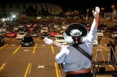 César Oliveira e Rogério Melo fazem show em drive-in