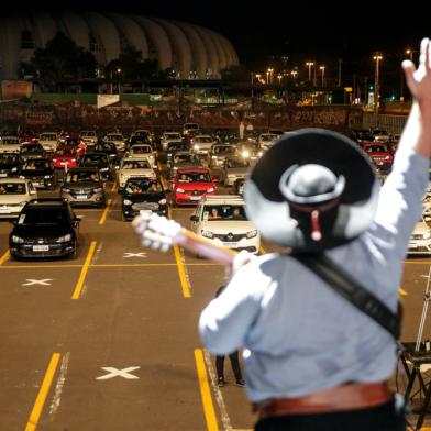 César Oliveira e Rogério Melo fazem show em drive-in