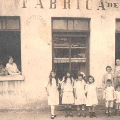 Foto da Fábrica de Massas e Confeitaria da Família Pasetti, tirada no ano de 1917. Localizada na Av. Julio de Castilhos, hoje Ed. Adelaide (Bar 13). Da direita para esquerda: Victorio Pasetti e Adelaide Pasetti  (pais), Humberto (Neni), Ivo, Italo, Adelina, Angelina (Brandt), Alice (Murattori), Clelia (Pezzi), Caetana (Nina,Marcucci), Vicente (sobrinho) e Maria (Rossi). Fotógrafo: A. CarraroFoto de Beatriz Adelaide Brandt Rosa (Filha de Angelina)<!-- NICAID(11772438) -->