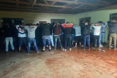 Operação interrompe festa clandestina no interior de Caxias<!-- NICAID(14548416) -->