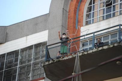  CAXIAS DO SUL, RS, BRASIL (19/07/2020)Bombeiros Voluntários de Arroio do Sal fazem homenagem ao colega Carlos Vinícios Lopes Martins internado no Hospital Geral. (Antonio Valiente/Agência RBS)<!-- NICAID(14548388) -->