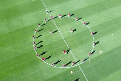  19/07/2020 _ PORTO ALEGRE, RS, BRASIL _ Inter faz treino coletivo no gramado do estádio Beira-Rio. O grupo colorado matou um pouco da saudade do Beira-Rio com o treinamento comandando pelo técnico Eduardo Coudet. Após mais de quatro meses sem pisar no gramado do Gigante, os jogadores puderam ter o gostinho de trabalhar novamente em casa.<!-- NICAID(14548602) -->