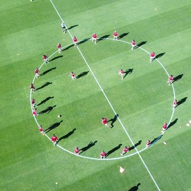  19/07/2020 _ PORTO ALEGRE, RS, BRASIL _ Inter faz treino coletivo no gramado do estádio Beira-Rio. O grupo colorado matou um pouco da saudade do Beira-Rio com o treinamento comandando pelo técnico Eduardo Coudet. Após mais de quatro meses sem pisar no gramado do Gigante, os jogadores puderam ter o gostinho de trabalhar novamente em casa.<!-- NICAID(14548602) -->